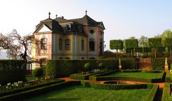  Das Rokokoschloss mit dem Schüttauf-Garten 