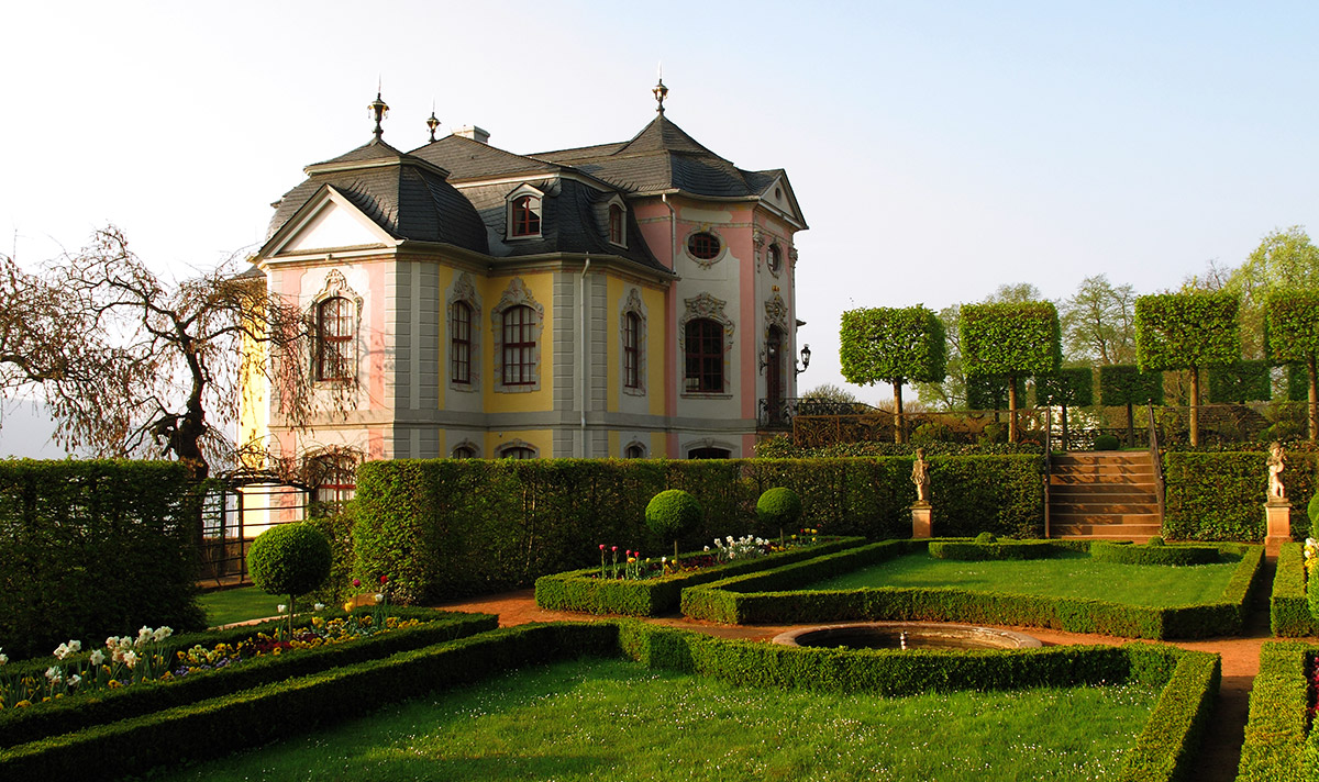  Das Rokokoschloss mit dem Schüttauf-Garten 